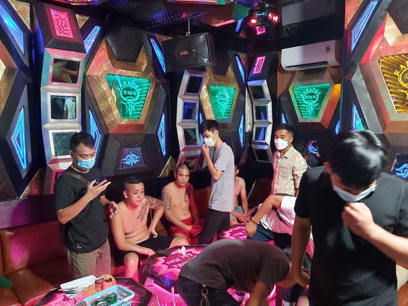 lat tay bi mat trong quan karaoke na na tren duong huyen tran cong chua