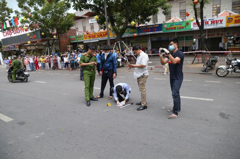 vu no sung ak cuop 2 tiem vang con gai chu tiem ke lai phut hai hung