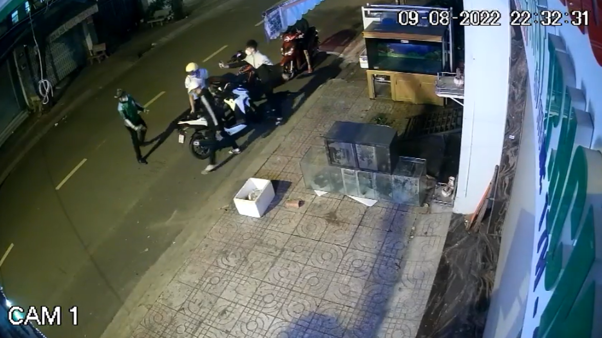 vu clip 4 nguoi vay danh 1 thanh nien trong dem nan nhan tiet lo bat ngo