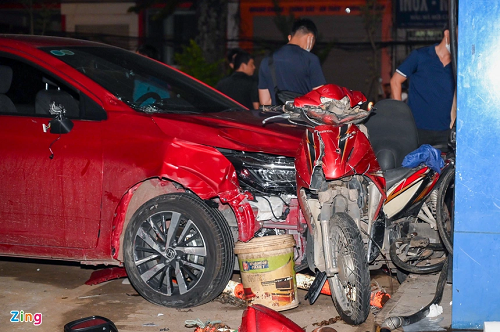 khoanh khac o to dien lao vao cay xang o duong lang nhieu nguoi bi thuong 2 khoanh khac o to dien lao vao cay xang o duong lang nhieu nguoi bi thuong 2