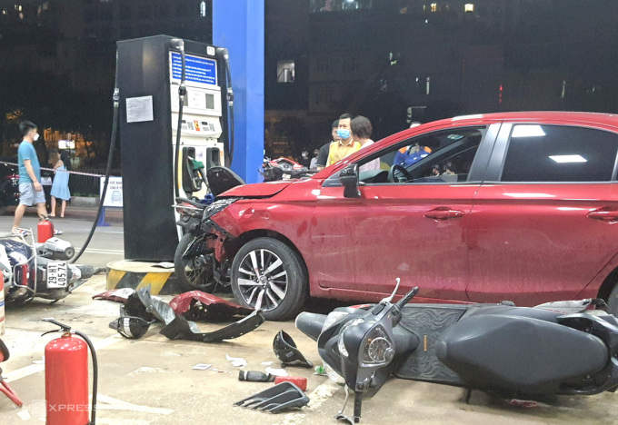 khoanh khac o to dien lao vao cay xang o duong lang nhieu nguoi bi thuong khoanh khac o to dien lao vao cay xang o duong lang nhieu nguoi bi thuong