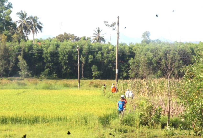 vu thi the nam duoi cot dien giua canh dong nan nhan mac ao khoac den quan dui