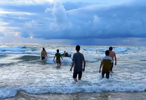 dung cam boi ra bien cuu nguoi duoi nuoc 1 nguoi dan phu quoc tu vong vi kiet suc dung cam boi ra bien cuu nguoi duoi nuoc 1 nguoi dan phu quoc tu vong vi kiet suc