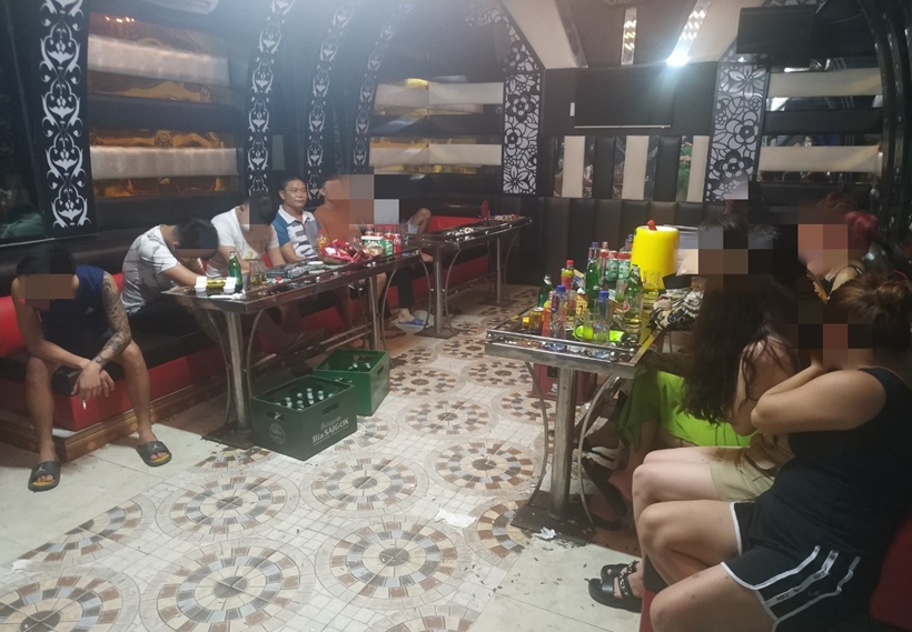 2 nu tiep vien karaoke diem hen ban dam gia 500 nghin luot ong chu cat phe bao nhieu 