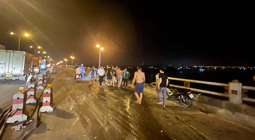 vu container lao tu cau thanh tri xuong song tai xe tu boi vao bo thoat nan nguyen nhan la gi 2 vu container lao tu cau thanh tri xuong song tai xe tu boi vao bo thoat nan nguyen nhan la gi 2