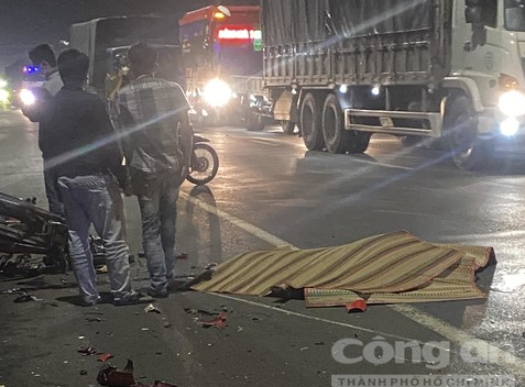 tai nan giao thong xe may tong truc dien o to khach 2 thanh nien tu vong tai cho