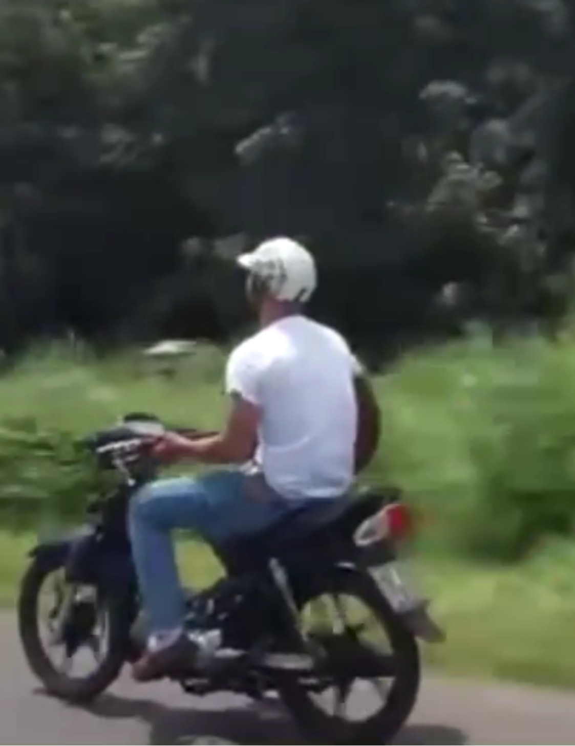 vu clip thanh nien lai xe may bang chan tay om dan danh say me minh heo khai bat ngo vu clip thanh nien lai xe may bang chan tay om dan danh say me minh heo khai bat ngo