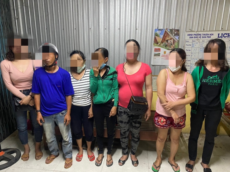 tin tuc phap luat ngay 9 9 bat qua tang 2 doi tuong dang mua ban dam o cong vien tin tuc phap luat ngay 9 9 bat qua tang 2 doi tuong dang mua ban dam o cong vien