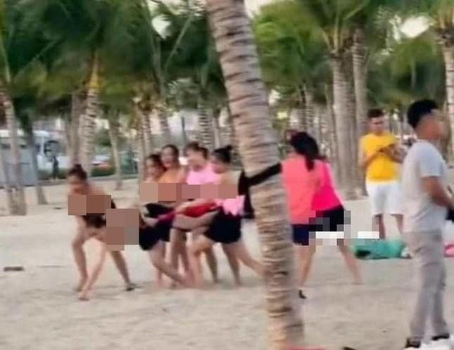 thong tin bat ngo ve clip nhom nu du khach coi ao choi teambuilding tren bai bien thong tin bat ngo ve clip nhom nu du khach coi ao choi teambuilding tren bai bien