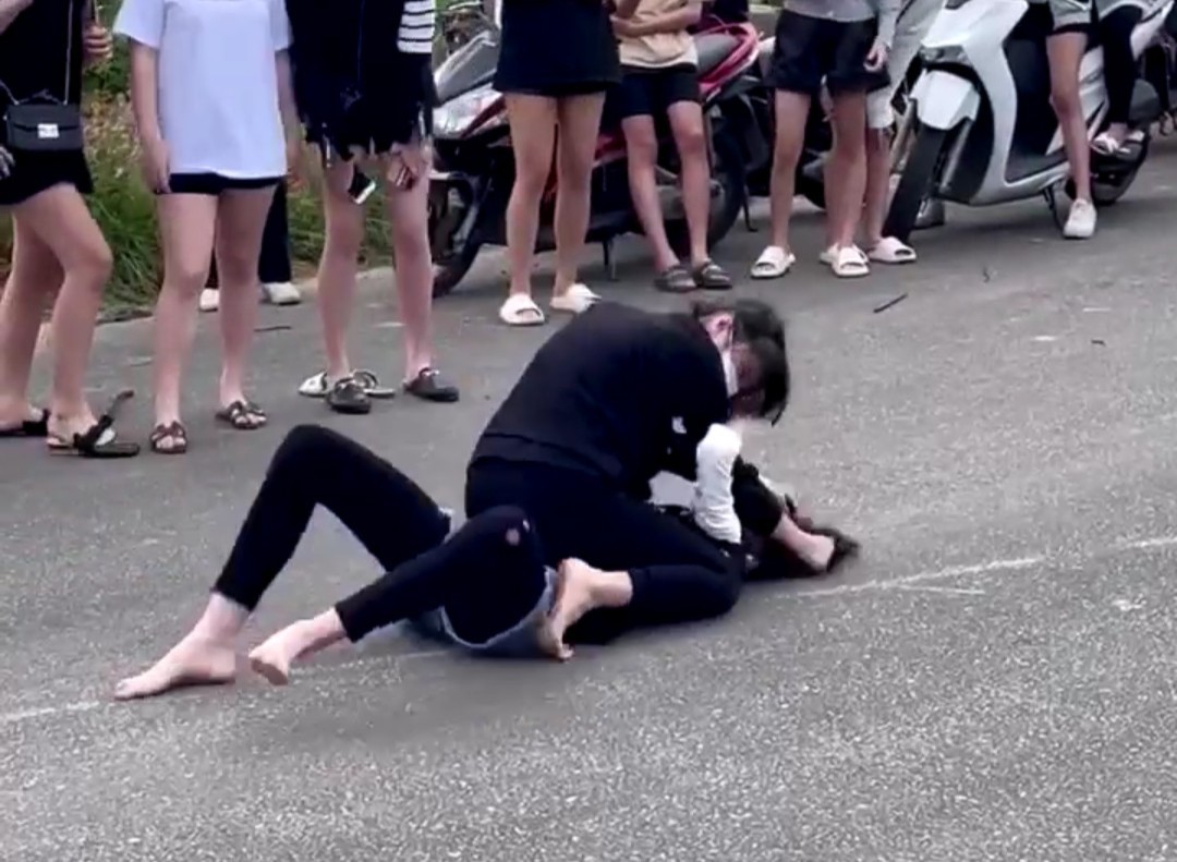 2 nu sinh danh nhau giua duong nhieu hoc sinh dung dien thoai quay clip 2 nu sinh danh nhau giua duong nhieu hoc sinh dung dien thoai quay clip