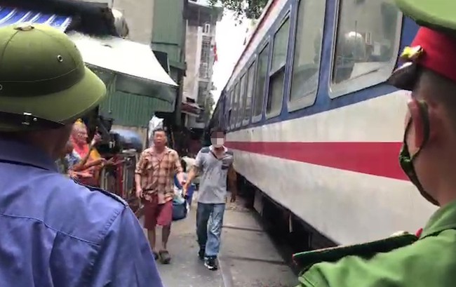 mai me chup anh nguoi dan ong bi tau hoa tuyen lao cai ha noi hat vang vao tuong