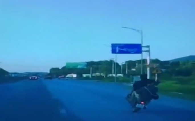 on lanh clip 2 thanh nien dau tran di xe may boc dau danh vong tren duong on lanh clip 2 thanh nien dau tran di xe may boc dau danh vong tren duong