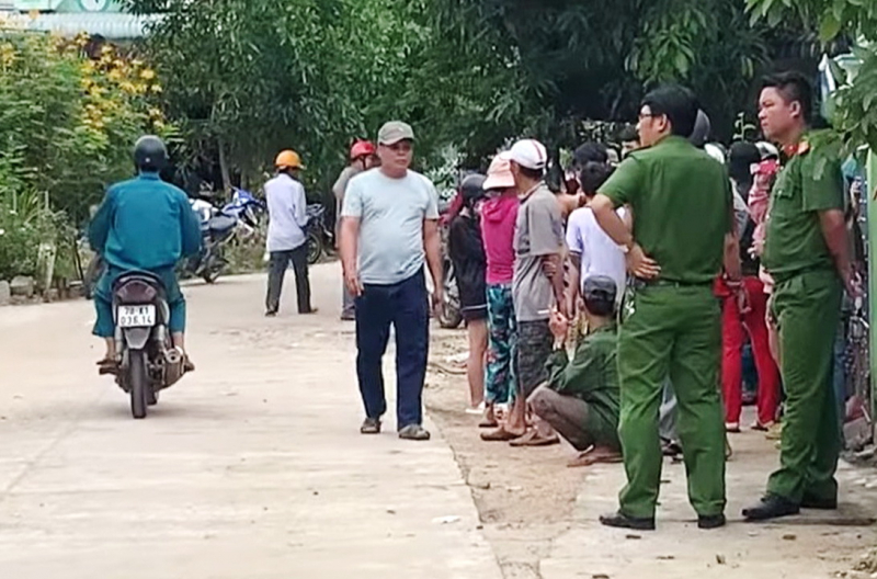 kinh hoang vu vo chet trong phong ngu chong thoi thop voi vet cat tren co kinh hoang vu vo chet trong phong ngu chong thoi thop voi vet cat tren co