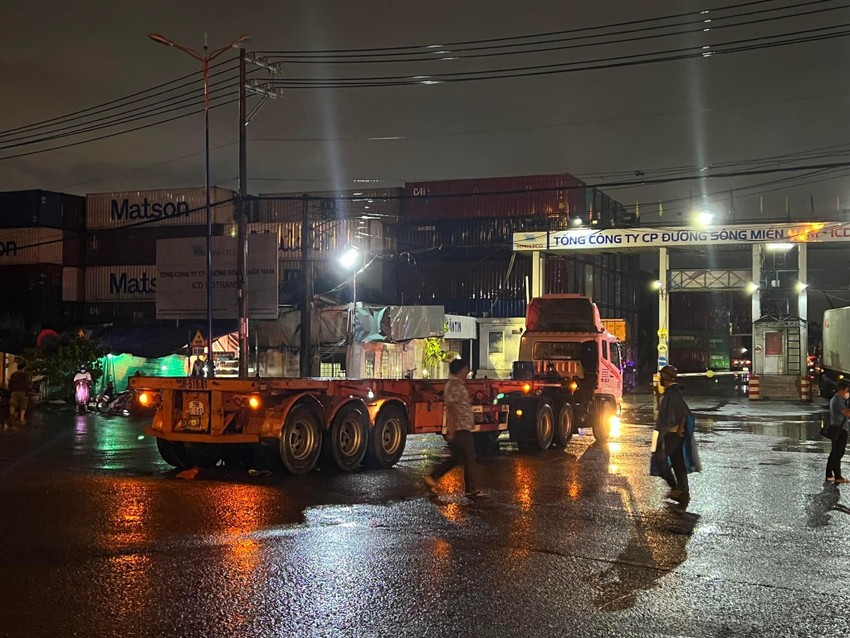 xe may cuon vao gam container sau tai nan 1 nguoi tu vong tai cho 2 xe may cuon vao gam container sau tai nan 1 nguoi tu vong tai cho 2