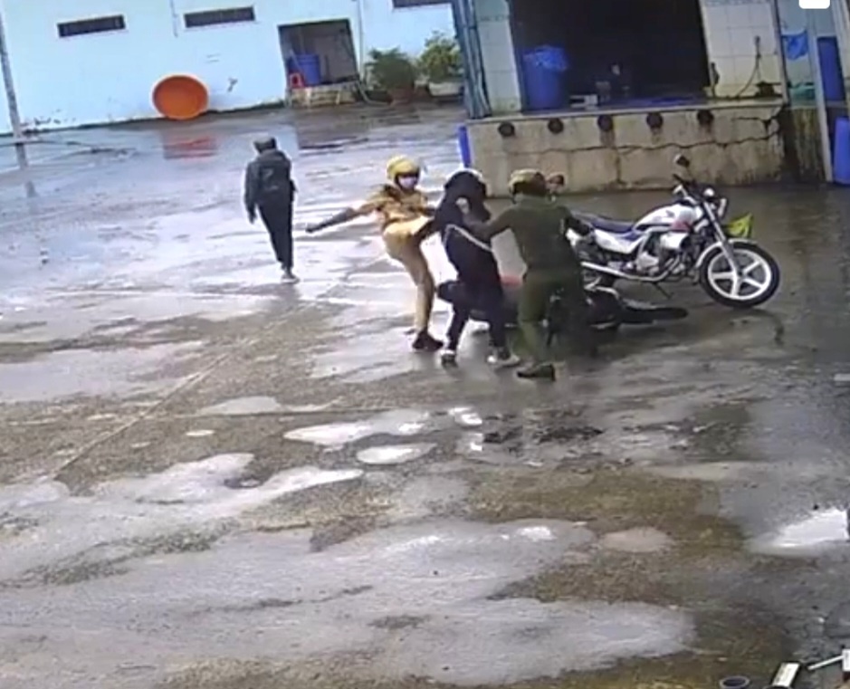 vu clip canh sat dung dui cui danh nam sinh giam doc cong an soc trang noi gi vu clip canh sat dung dui cui danh nam sinh giam doc cong an soc trang noi gi