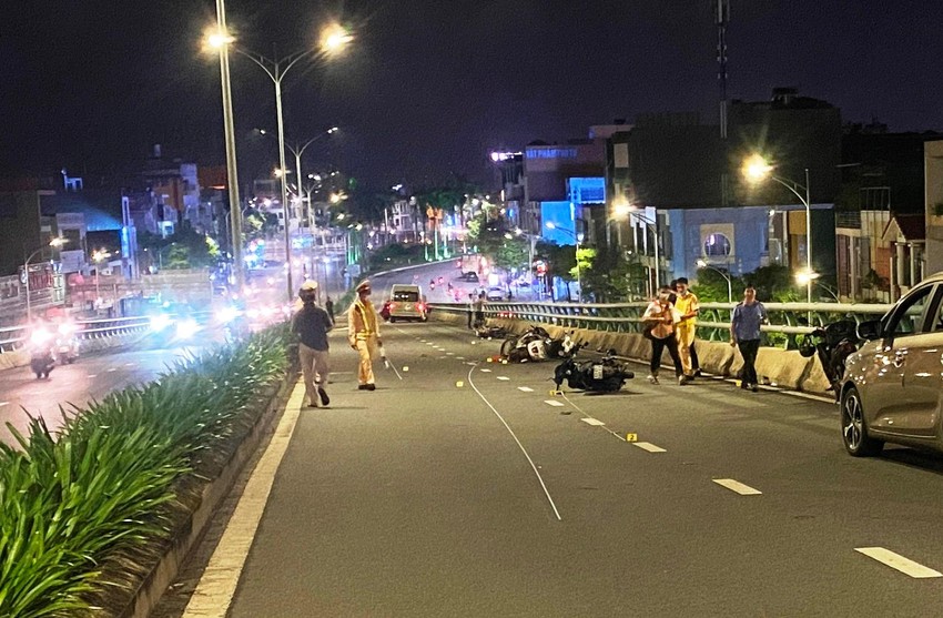 o to 16 cho tong hang loat xe may trong dem nhieu nguoi bi thuong