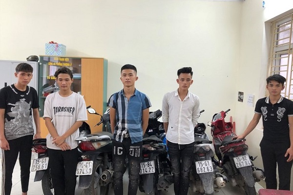 hai phong bat giu nhom 18 doi tuong nem chai thuy tinh vao nguoi di duong 01