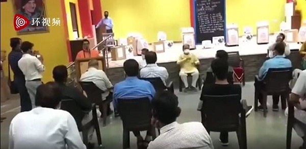 bat chap canh bao nu nghi si an do van khuyen nguoi dan uong nuoc tieu bo de chong covid 19 02