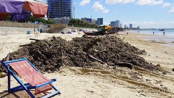 rac troi dat vao bo bien vung tau 03