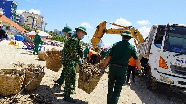 rac troi dat vao bo bien vung tau 04