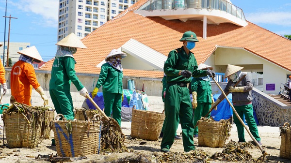 rac troi dat vao bo bien vung tau 05