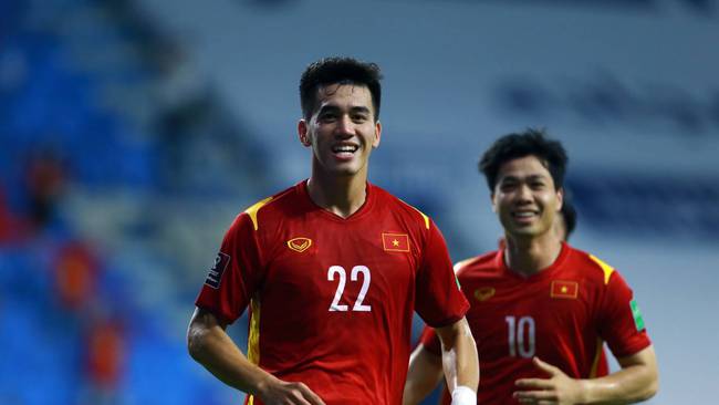 bao trung doi tuyen viet nam dang da mot cach dien cuong 01 bao trung doi tuyen viet nam dang da mot cach dien cuong 01