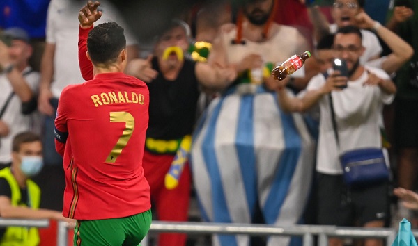 euro 2020 lap cu dup penalty ronaldo bi cdv qua khich nem thang trai coca vao mat 01 euro 2020 lap cu dup penalty ronaldo bi cdv qua khich nem thang trai coca vao mat 01