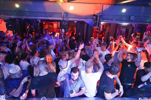 khong khi cuong nhiet tro lai voi nguoi anh trong ngay tu do 04