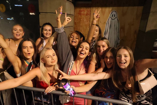 khong khi cuong nhiet tro lai voi nguoi anh trong ngay tu do 06