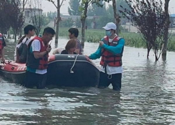 lao vao vung lu cuu tro vuong nhat bac van bi chi trich vi ngoi thuyen 05