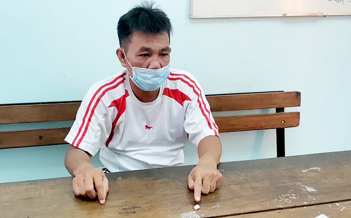 an giang di mua ma tuy da nguoi dan ong bi phat 2 trieu dong vi ra ngoai khong can thiet 01