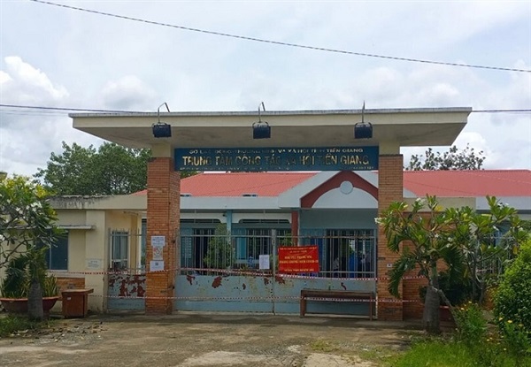 tien giang tam dinh chi giam doc trung tam cong tac xa hoi de xay ra chum lay nhiem 100 f0 01