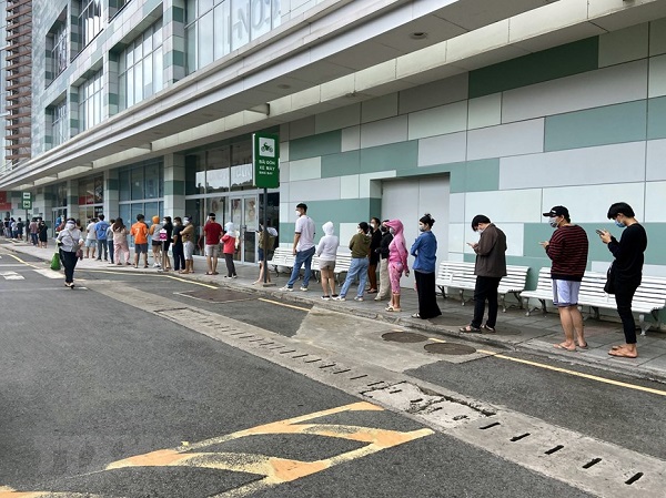 nguoi dan tp hcm do xo di mua hang hoa tich tru truoc gio siet chat gian cach 01