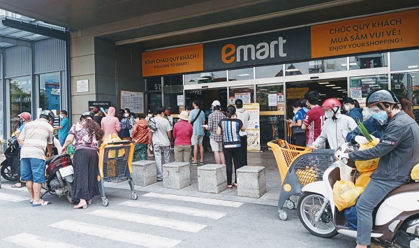 nguoi dan tp hcm do xo di mua hang hoa tich tru truoc gio siet chat gian cach 02