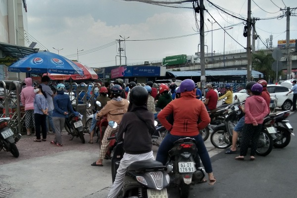 nguoi dan tp hcm do xo di mua hang hoa tich tru truoc gio siet chat gian cach 04