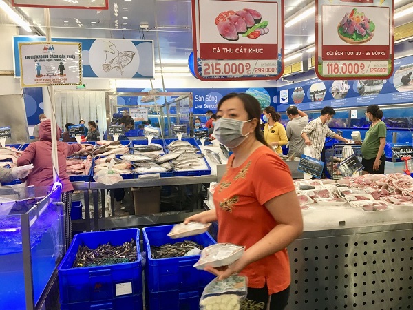 nguoi dan tp hcm do xo di mua hang hoa tich tru truoc gio siet chat gian cach 05