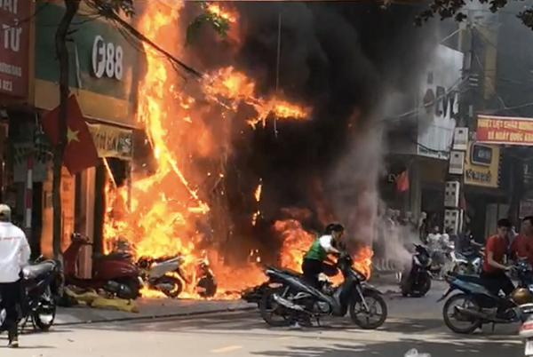 tam giu doi tuong nghi nem bom xang khien 4 can nha bi thieu rui 02 tam giu doi tuong nghi nem bom xang khien 4 can nha bi thieu rui 02