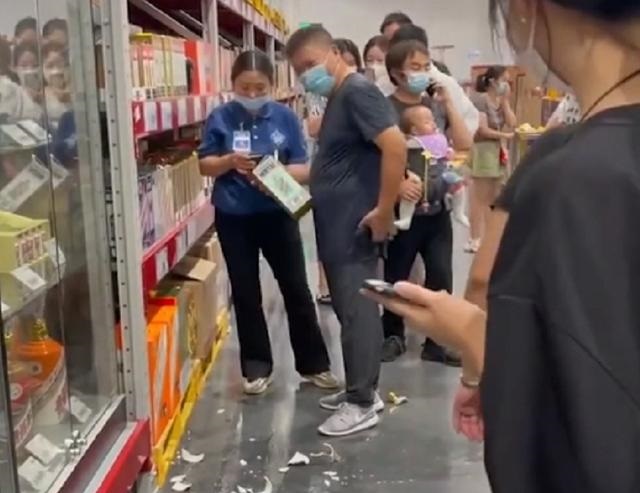 nguoi dan ong meo mat vi lam vo chai ruou mao dai gan 120 trieu dong trong trung tam thuong mai 01 nguoi dan ong meo mat vi lam vo chai ruou mao dai gan 120 trieu dong trong trung tam thuong mai 01