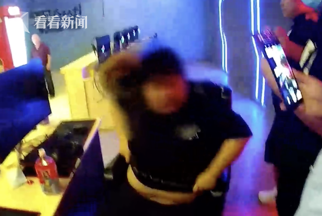 bi ban trai hot boy 6 mui tren mang lua hon 250 trieu dong co gai nga ngua khi thay dung mao that 01 bi ban trai hot boy 6 mui tren mang lua hon 250 trieu dong co gai nga ngua khi thay dung mao that 01