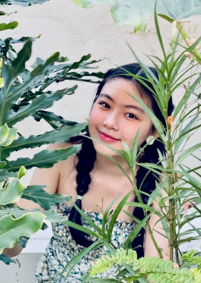 co be lo lem 15 tuoi nha quyen linh gay sot voi ve dep va khi chat nhu hoa hau 01 co be lo lem 15 tuoi nha quyen linh gay sot voi ve dep va khi chat nhu hoa hau 01
