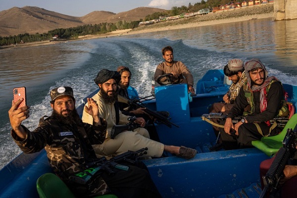 quan chuc taliban buc xuc vi binh si ham choi va thich selfie 01