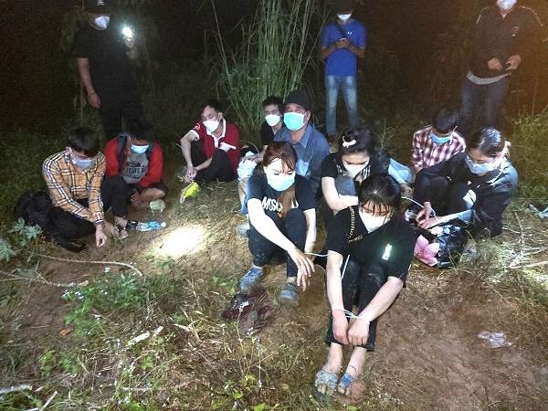 bat giu 2 doi tuong cho 2 2 kg vang vuot bien sang campuchia 02 bat giu 2 doi tuong cho 2 2 kg vang vuot bien sang campuchia 02