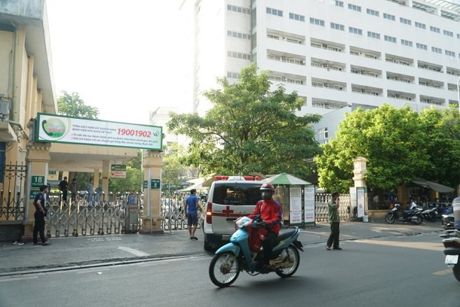 benh vien viet duc phong toa 1 toa nha lay mau xet nghiem hon nghin nguoi 01