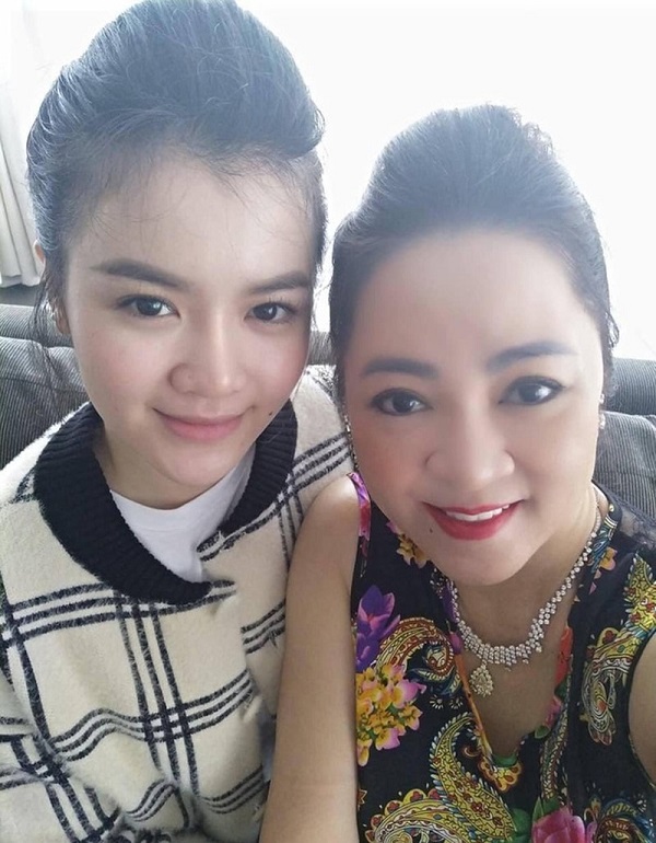 la mot nu dai gia khet tieng ba phuong hang doi xu voi con dau xinh dep cua minh nhu nao 02 la mot nu dai gia khet tieng ba phuong hang doi xu voi con dau xinh dep cua minh nhu nao 02
