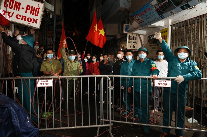 nguoi dan ha noi xuong duong giua dem mung benh vien viet duc go bo phong toa 06