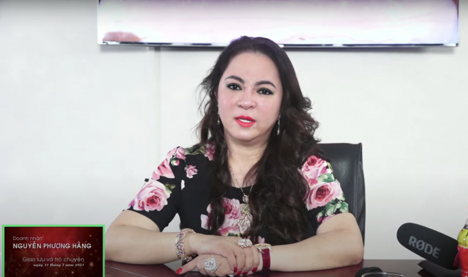 ba phuong hang tiet lo chuyen bi ong dung lo voi khong them nhin mat vi lam streamer o tuoi 50 02 ba phuong hang tiet lo chuyen bi ong dung lo voi khong them nhin mat vi lam streamer o tuoi 50 02