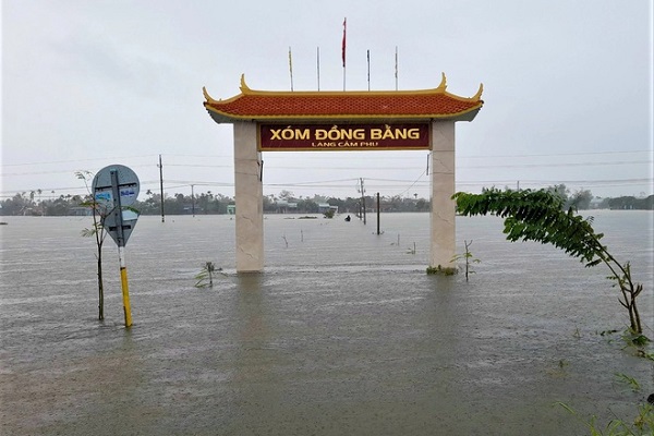 hinh anh mua lon gay ngap sau duong bien thanh song o quang nam 01 hinh anh mua lon gay ngap sau duong bien thanh song o quang nam 01