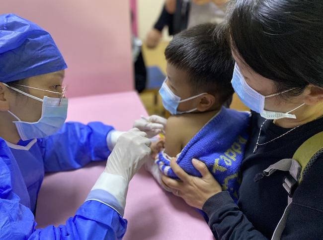 trung quoc trien khai tiem vaccine vero cell cho tre 3 11 tuoi 01