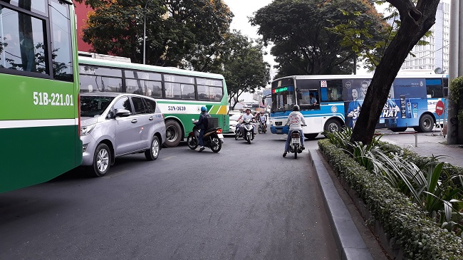 khan ha noi tim nguoi di tren xe buyt den sieu thi vinmart phong kham gara o to 01