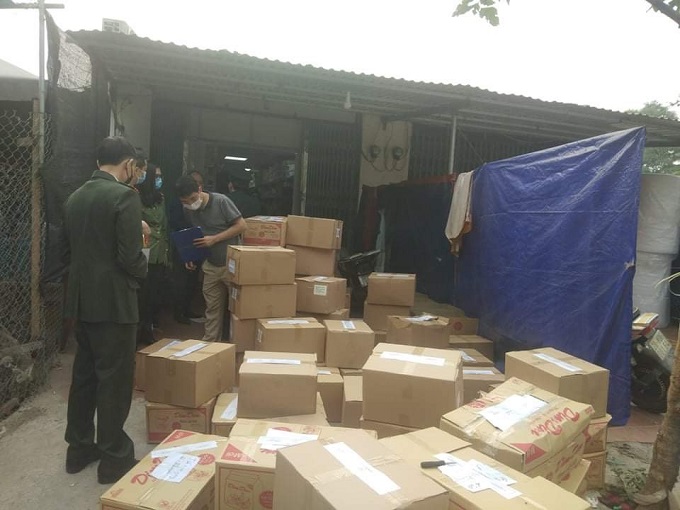 ha noi phat hien thu giu hang chuc tan sach lau 01